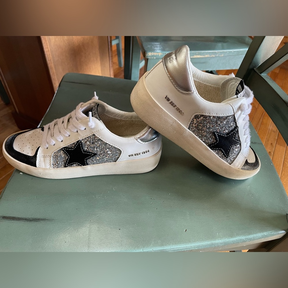 Vintage Havanas in excellent condition! White w/black stars & silver glitter.